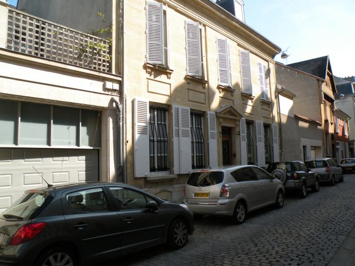  bel immeuble en pierres, rue Vautier le Noir